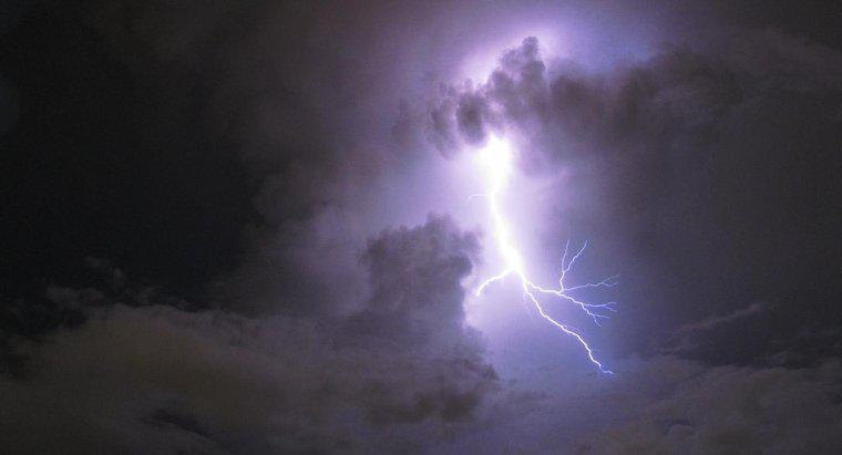 Was passiert mit der Luft, wenn die elektrische Energie des Blitzes entladen wird?