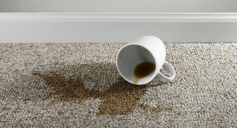 Wie kann jemand getrocknete Kaffeeflecken von einem Teppich entfernen?