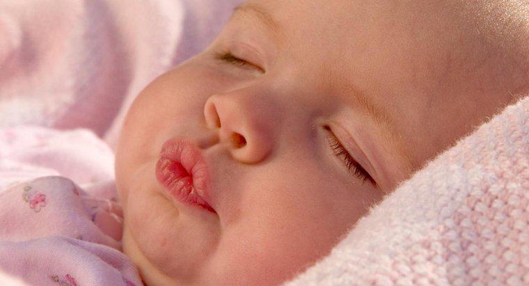 Wie können Sie rissige Lippen bei einem Neugeborenen behandeln?