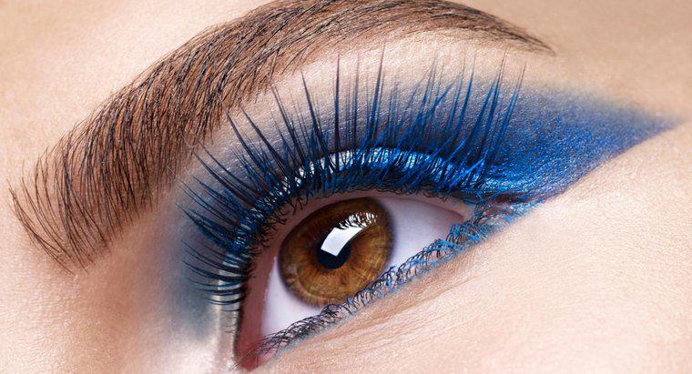 Wie verwende ich blaues Lidschatten- und Eyeliner-Make-up, um einen dramatischen Effekt zu erzielen?