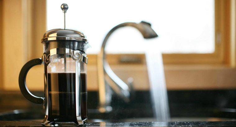 Wie entfernt man Kaffeeflecken aus einer Edelstahlspüle?