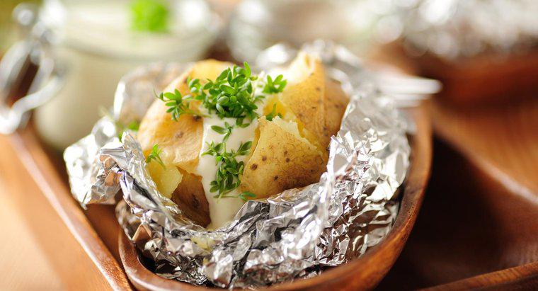 Wie lange dauert es, eine in Folie gewickelte Kartoffel zu backen?