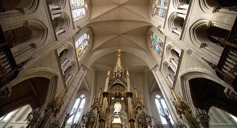 Was ist der Unterschied zwischen einer Gewölbe- und einer Kathedralendecke?