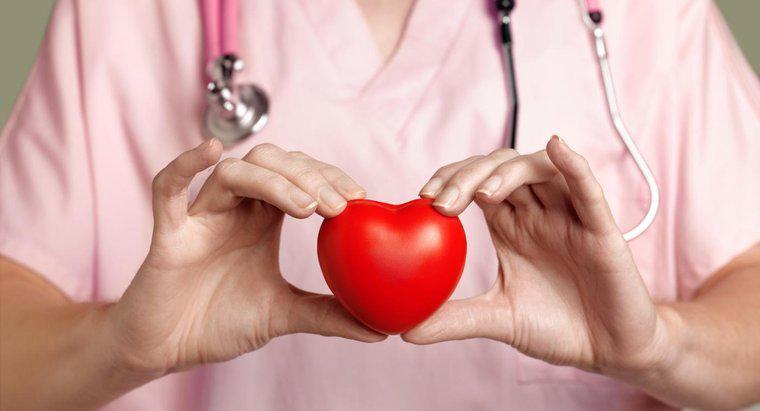 Was sind einige häufige Symptome im Zusammenhang mit Herzerkrankungen?