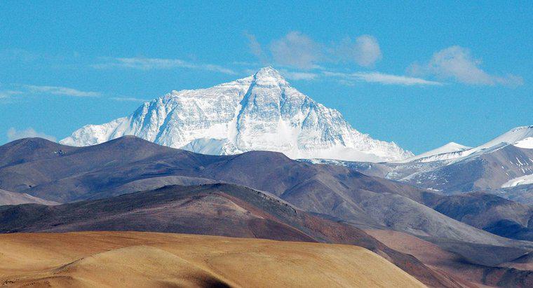 Wie viel wächst der Mount Everest jedes Jahr?