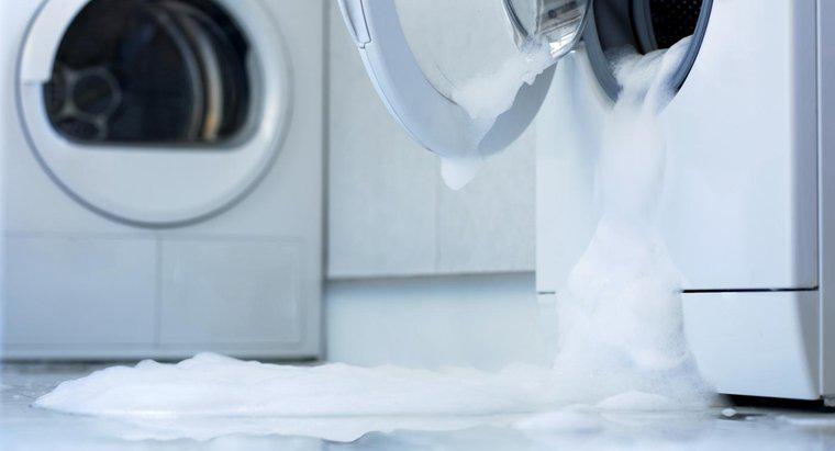 Was bedeutet es, wenn Ihre Waschmaschine von unten Wasser verliert?