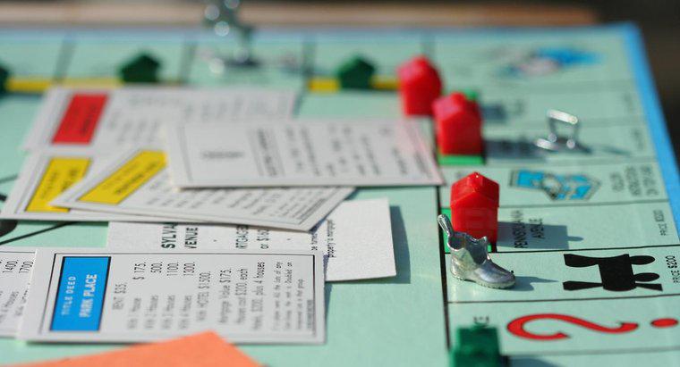 Wie viel Geld bekommt jede Person bei Monopoly?