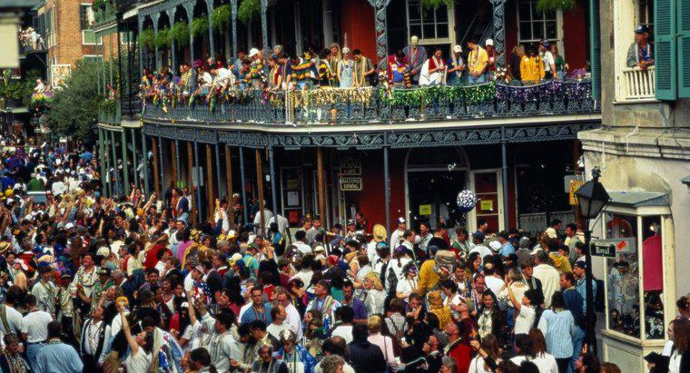 Wie viele Menschen nehmen an Karneval in New Orleans teil?