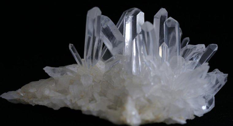 Wie werden Quarzkristalle gezüchtet?