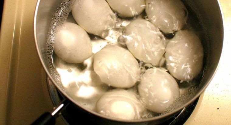 Wie kann man ein hartgekochtes Ei einfach schälen?