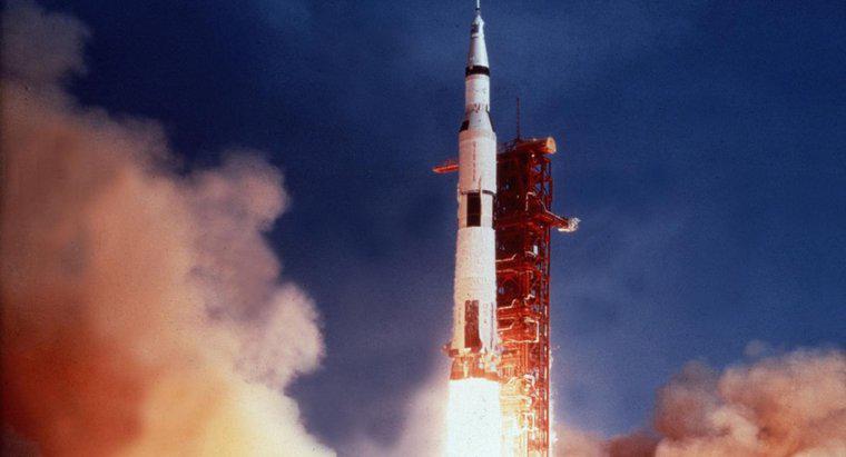Wie lange brauchte Neil Armstrong, um zum Mond zu gelangen?