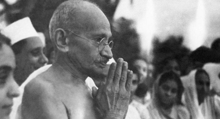 Wie hat Gandhi die Unabhängigkeit Indiens erlangt?