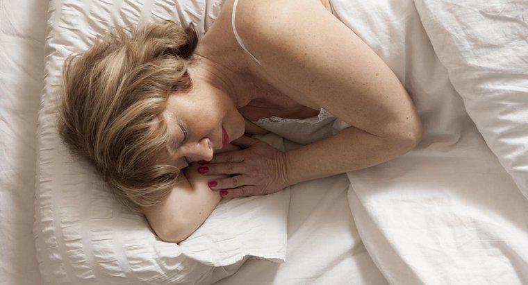 Wie reduzieren Sie Schulterschmerzen durch das Schlafen auf der Seite?