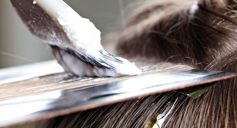 Was sind übliche Inhaltsstoffe von Haarbleichmitteln?