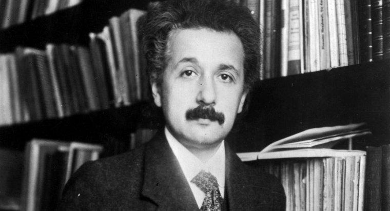 Was war Einsteins Job, bevor er ein berühmter Wissenschaftler wurde?
