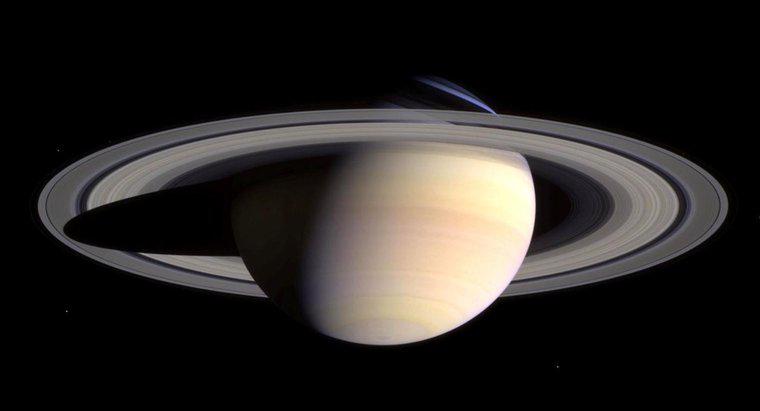 Was sind einige interessante Fakten über Saturn?