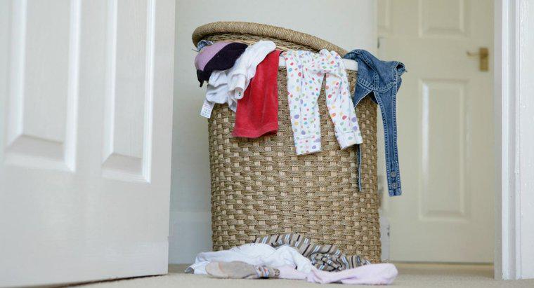 Wie entfernt man Gerüche aus der Wäsche?