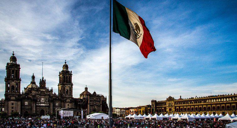 Welche Tiere sind auf der mexikanischen Flagge?
