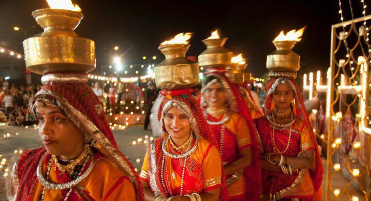 Welche spezielle Kleidung wird traditionell für Diwali getragen?