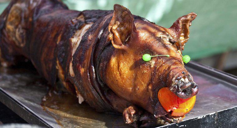 Was ist die Tradition eines Apfels im Schweinemaul?