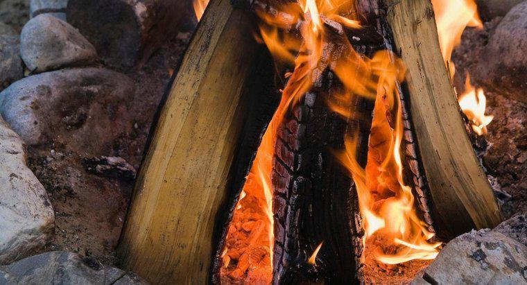 Wie heiß ist ein Holzfeuer?