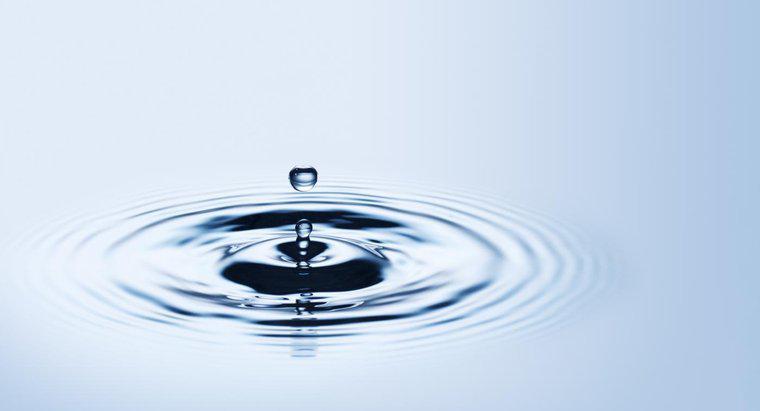 Wie viele H2O-Moleküle enthält ein Wassertropfen?
