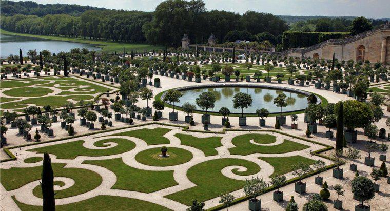 Welche Art von Garten hat das Schloss von Versailles?