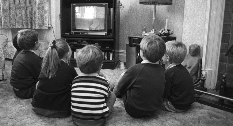 Wann wurde der erste Schwarz-Weiß-Fernseher erfunden?