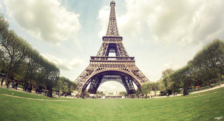 Wie viele Menschen besuchen den Eiffelturm jedes Jahr?