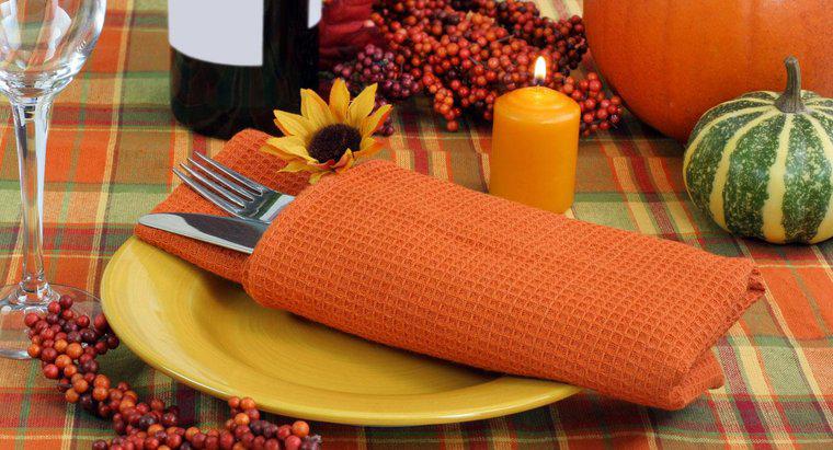 Welche Möglichkeiten gibt es, einen Tisch für Thanksgiving zu dekorieren?