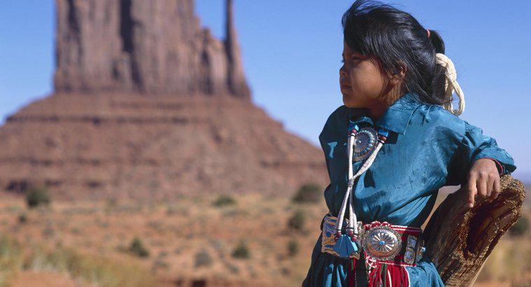 Was ist die Zusammenfassung der Navajo-Ursprungslegende?