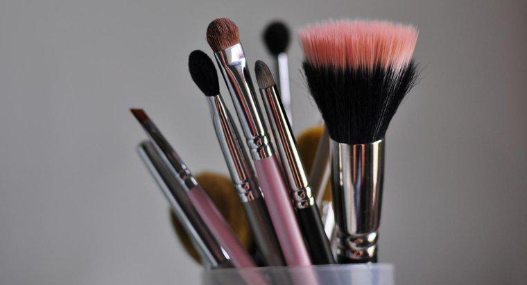 Wie reinigt man Make-up-Pinsel zu Hause?
