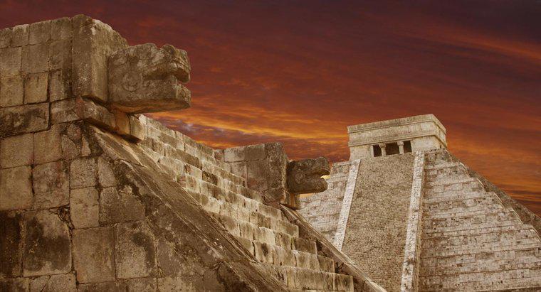 Was waren einige wichtige Errungenschaften der Azteken- und Maya-Zivilisationen?