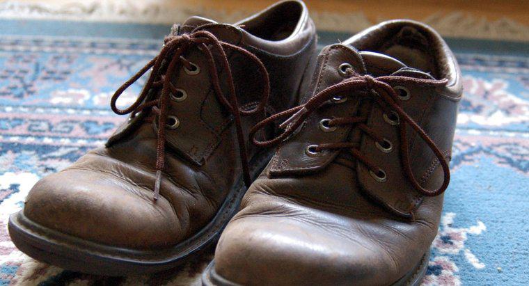 Wann wurden Schuhe zuerst erfunden?
