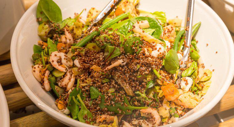 Rezepte für weihnachtliche Beilagen: Quinoa-Salat mit Garnelen und Spinat