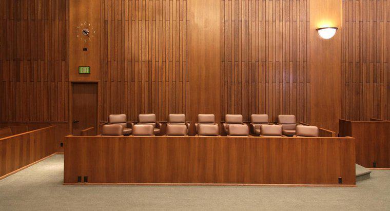 Wann wurden Frauen zum ersten Mal in Jurys zugelassen?
