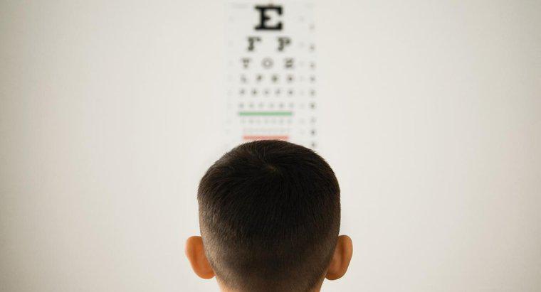 Wie verwenden Sie eine Standard-Augenuntersuchungstabelle?