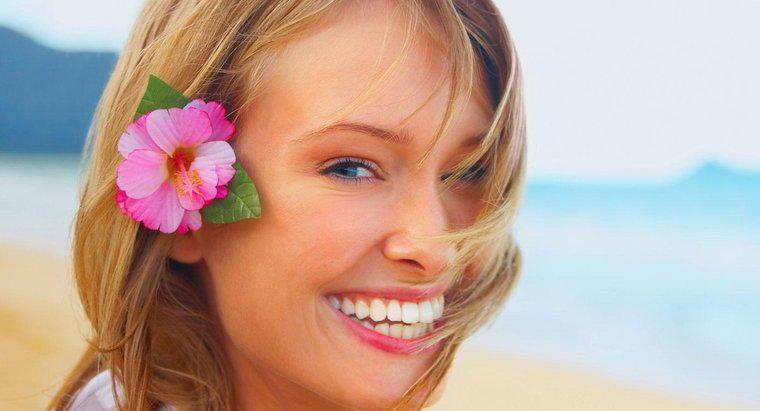 Auf welcher Seite sollte eine Frau eine hawaiianische Blume im Haar tragen?