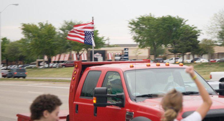Warum hängen die Leute die amerikanische Flagge auf den Kopf?