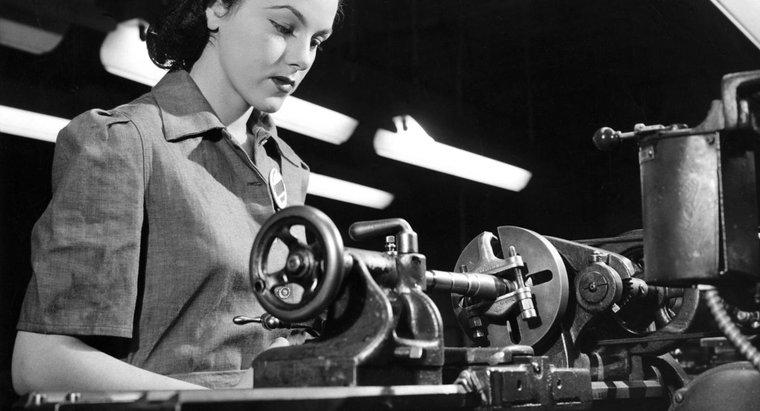 Wie hoch war der durchschnittliche Wochenlohn einer Fabrikarbeiterin im Jahr 1944?
