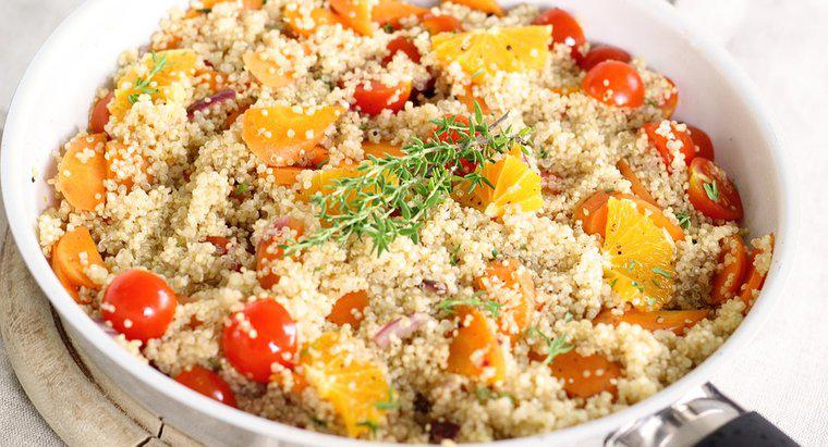 Gesunde Lebensmittelrezepte mit Quinoa und Gemüsesalat