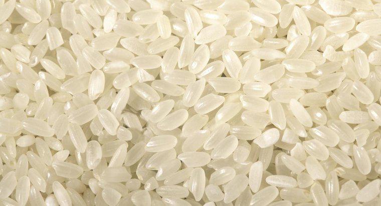 Kann das Essen von ungekochtem Reis schaden?