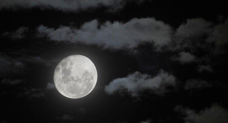 Wie lange braucht der Mond, um sich um seine Achse zu drehen?
