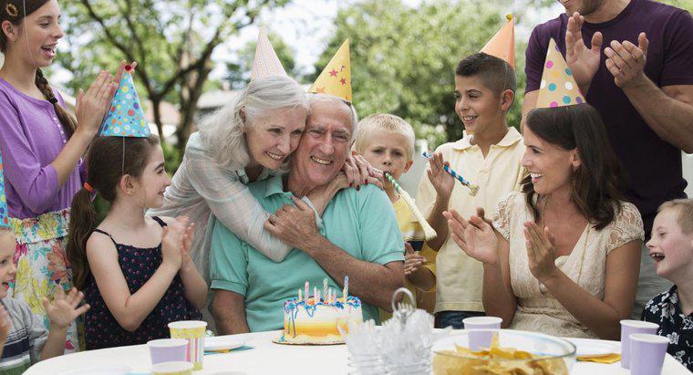 Was sind lustige Themen für eine 65. Geburtstagsparty?